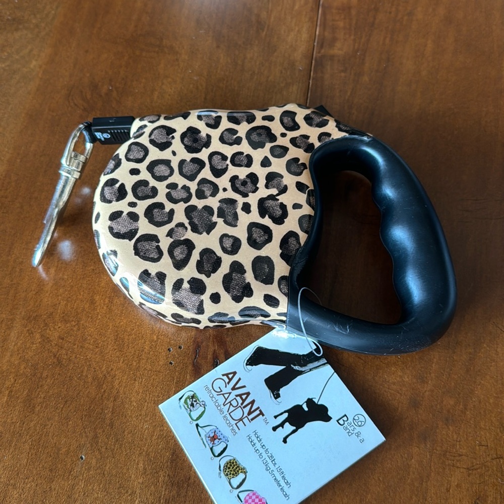 Avant Garde Retractable Leash